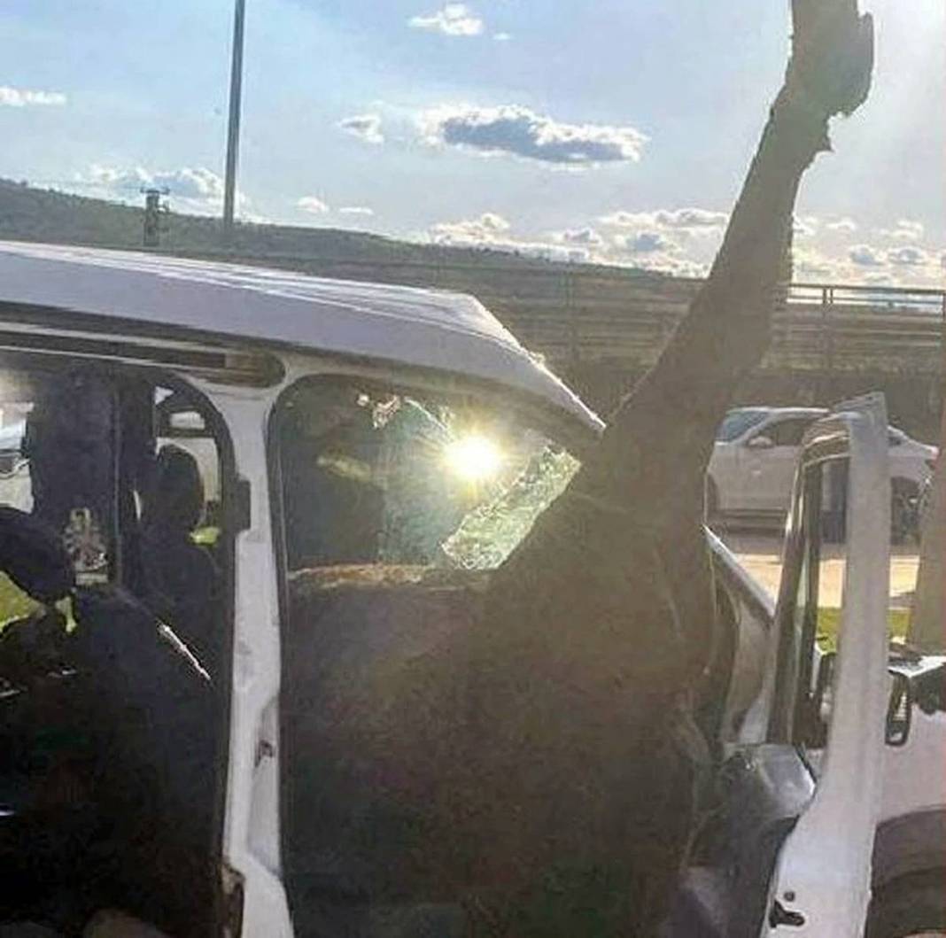 Yola fırlayan at, sivil polis aracına girdi! 1'i ağır 2 polis yaralandı, at ise öldü 7